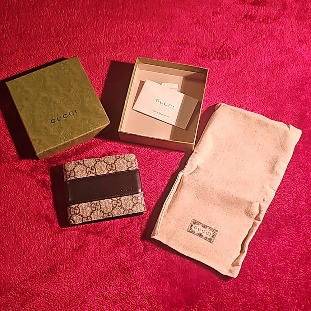 Gucci wallet never used in box with dust cover brown with black strip